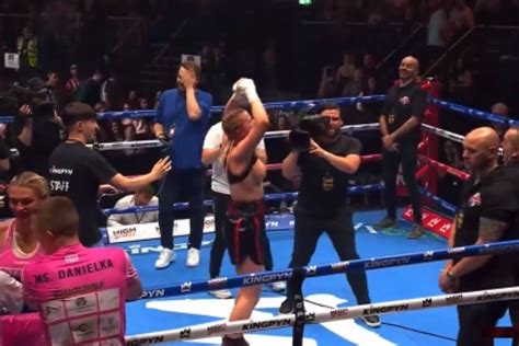 female boxer flashes the crowd|Kingpyn Boxing results: Daniella Hemsley flashes audience after。